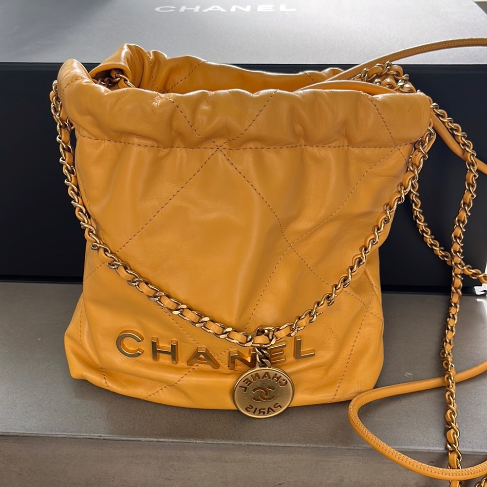 Chanel Mini 22